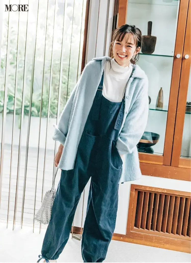 【サロペットコーデ】淡いブルーのジャケット×サロペットのコーデ