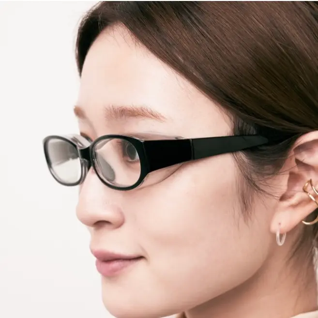 メガネスーパーの花粉症の人におすすめなメガネをかけた横顔