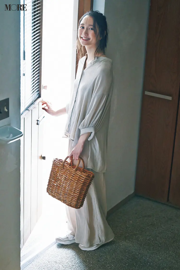 お出かけにも対応するおうちコーデを着た鈴木友菜