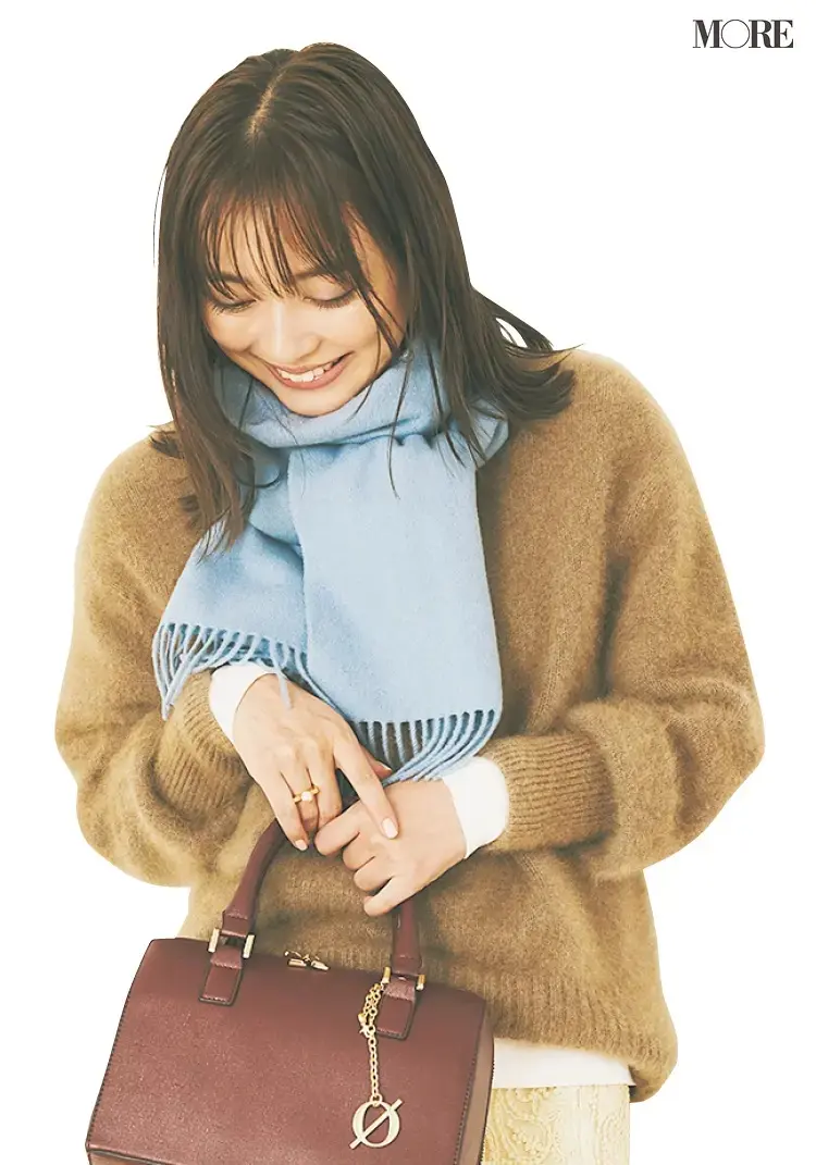 長方形ストールを巻いたコーディネートの女性