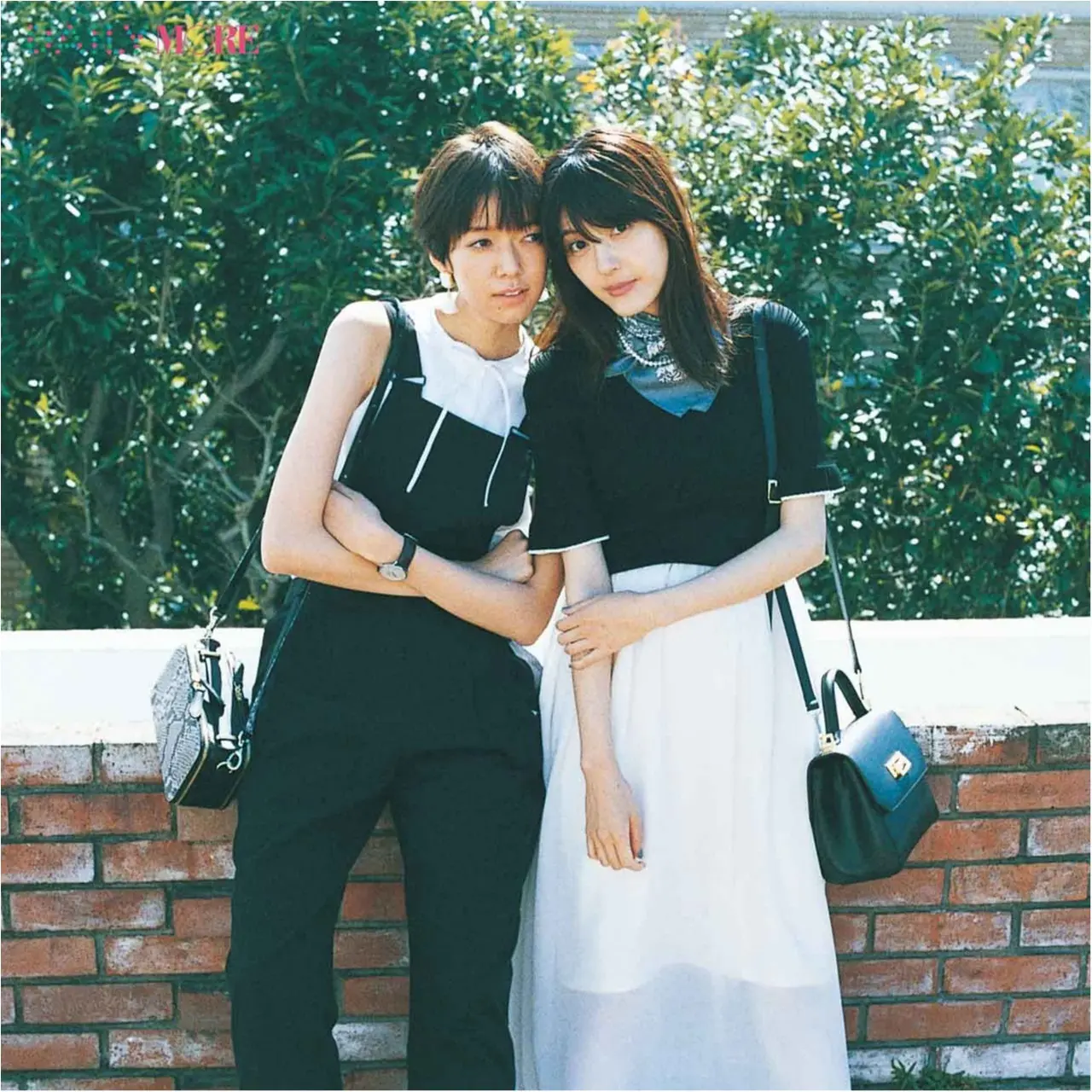 Sns映えする写真の撮り方 仲良しのあの子と一緒に ハイ チーズ がもっと素敵になる シーン別リンクコーデ3選 ファッション コーディネート 代 Daily More Sns映えする写真の撮り方 仲良しのあの子と一緒に ハイ チーズ がもっと素敵になる シーン別リンクコーデ3選 ファッション コーディネート 代 Daily More