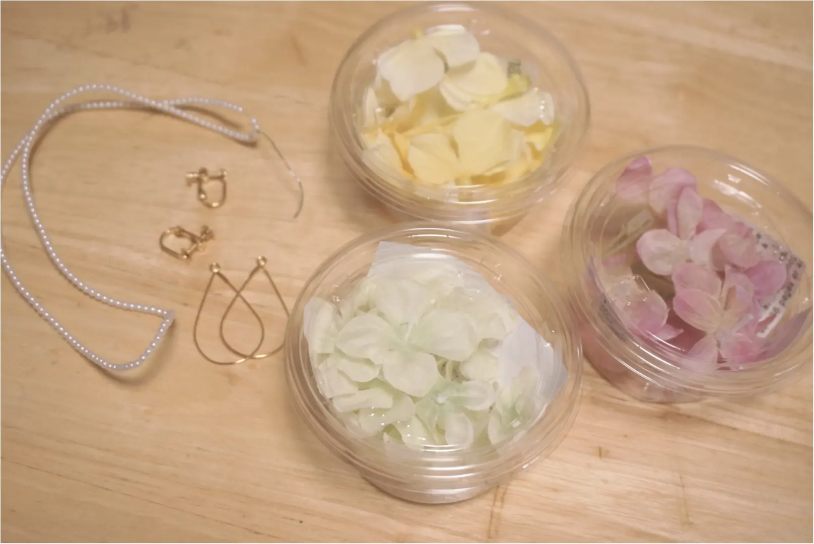 通すだけで簡単(ノ∀`♡))【アーティフィシャルフラワー】×【パール】の夏にぴったりイヤリング✨_1