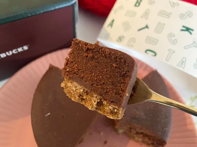 スタバ オンライン限定のホールケーキ「ホリデーチーズケーキ」実物、1／4カット