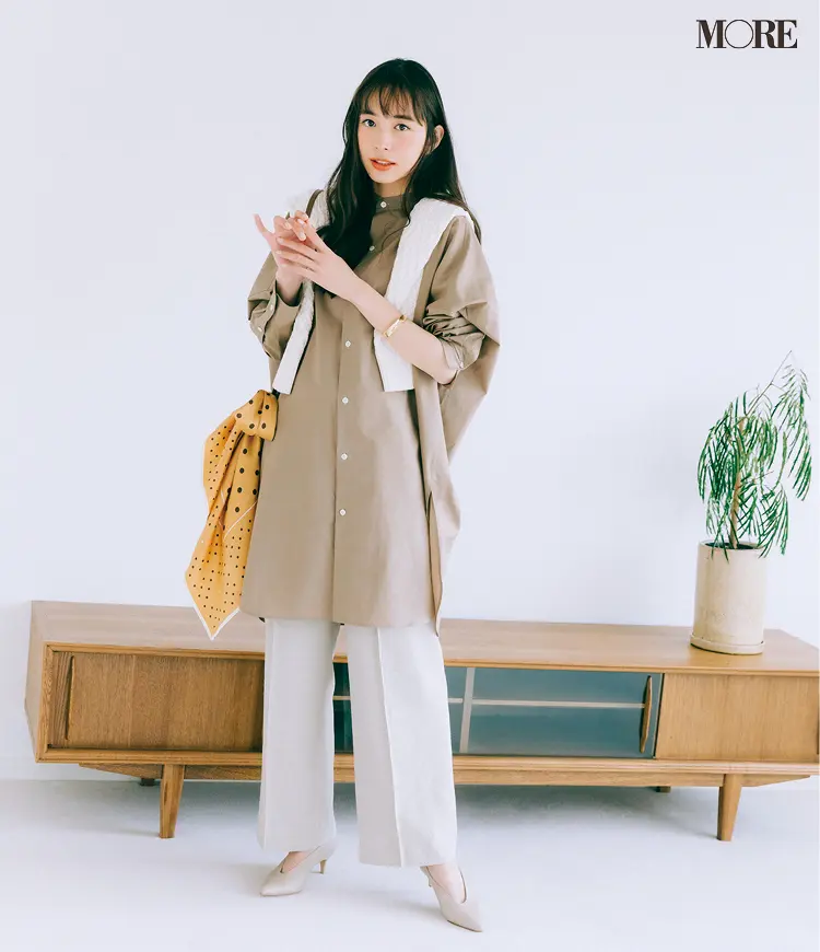 ロング丈シャツとベージュのワイドパンツでナチュラルタイプの人に似あうフレンチシックなお仕事コーデ