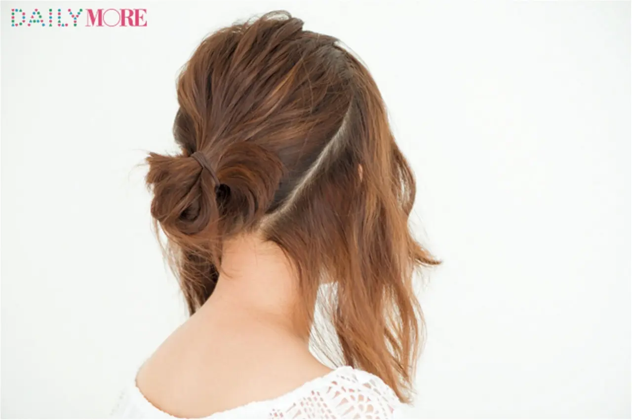 ジメジメでも髪がキマる! 武智志穂ちゃんの「こなれシニョン」梅雨ヘアアレンジ【女子トモBEAUTY】_6