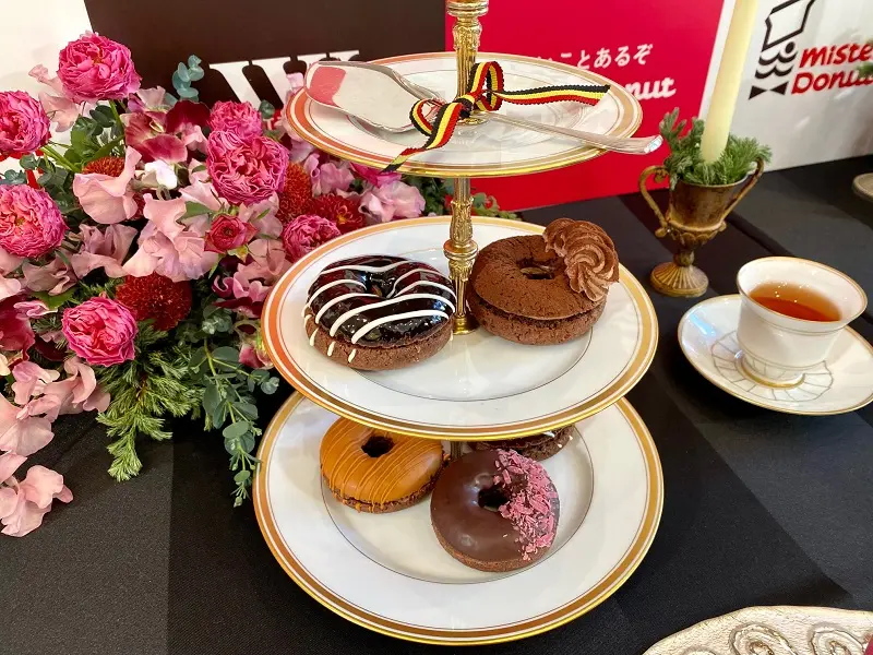 ミスド新作「misdo meets WITTAMER ヴィタメールコレクション」をアフタヌーンティースタンドに乗せた様子