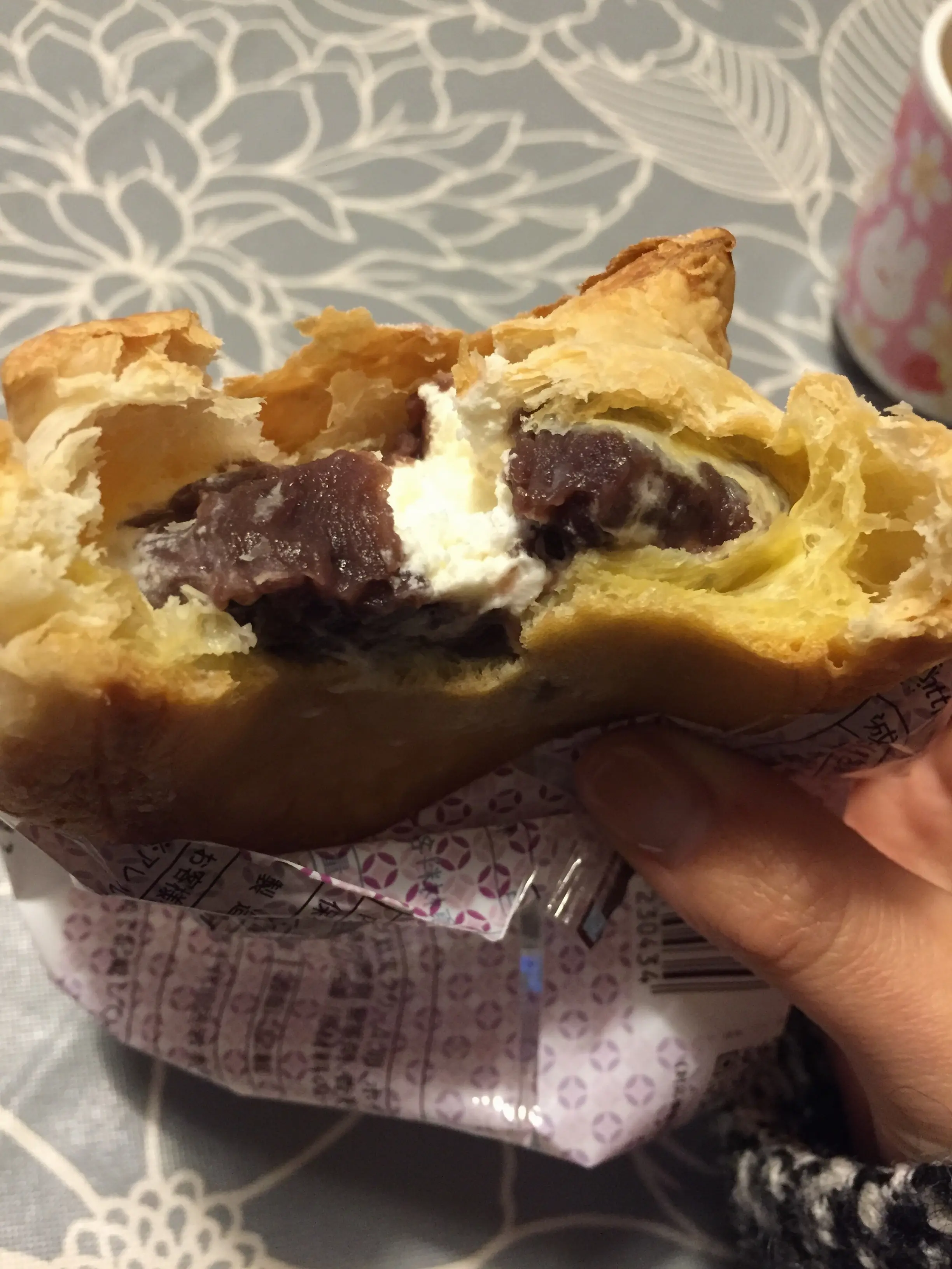 【コンビニスイーツ:ローソン】シュークリームなのにパイ!餡子が入った和風スイーツ♡_3