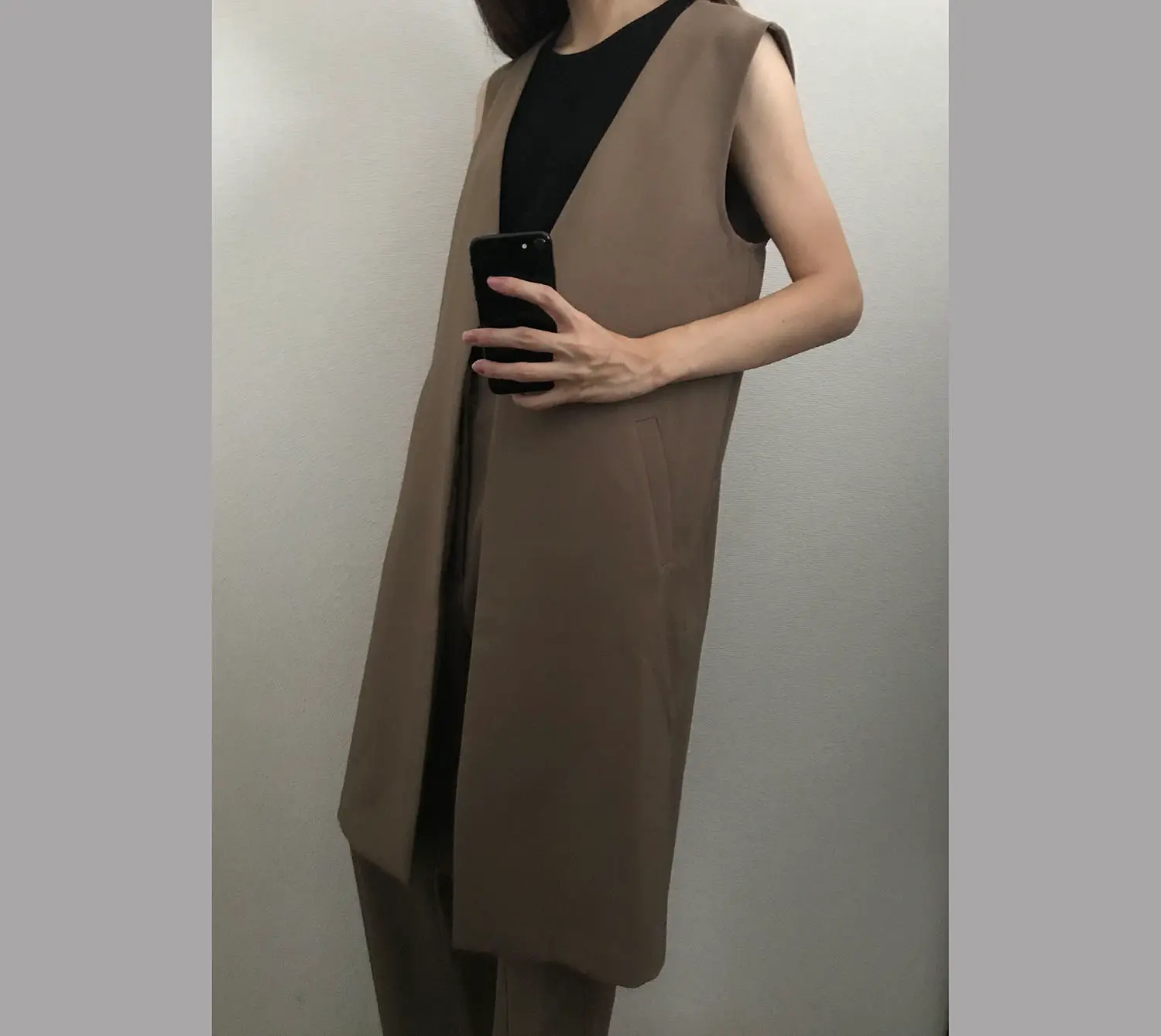 乾ひかり(「自転しながら公転する」をイメージした服を着用)01