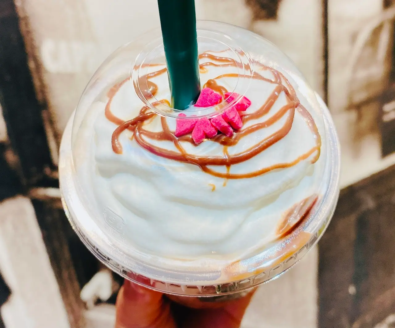 【スタバ新作】バレンタインシーズン到来!見た目もキュン♡《メルティ生チョコレートフラペチーノ》_4