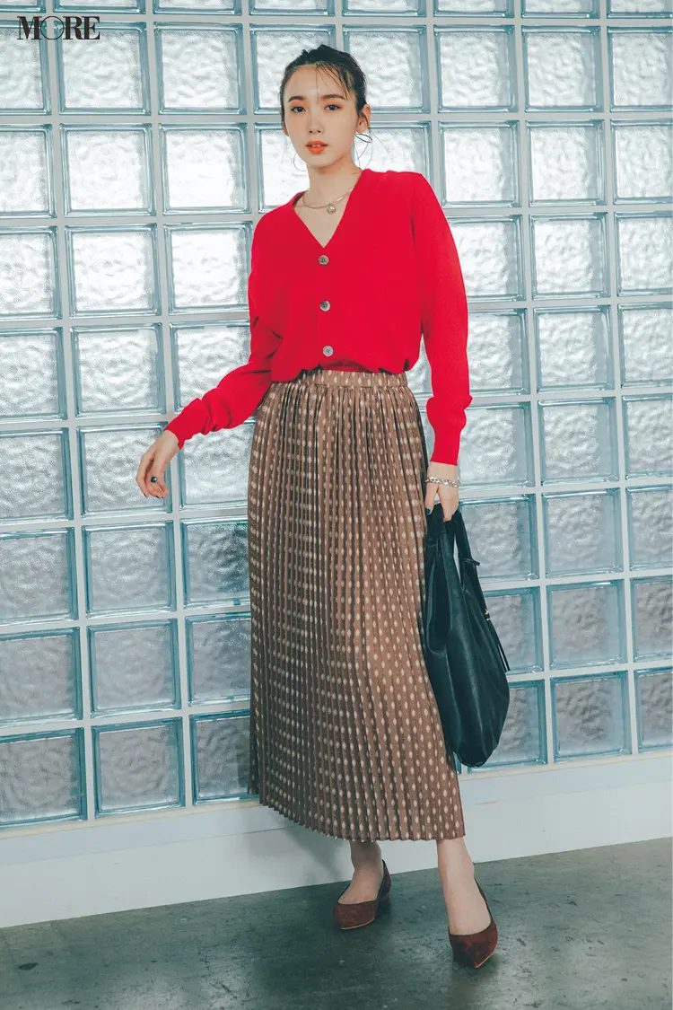 今日のコーデ 飯豊まりえ 週始めのオフィスコーデは柄スカートに赤カーディガンで鮮度抜群 ファッション コーディネート 代 Daily More