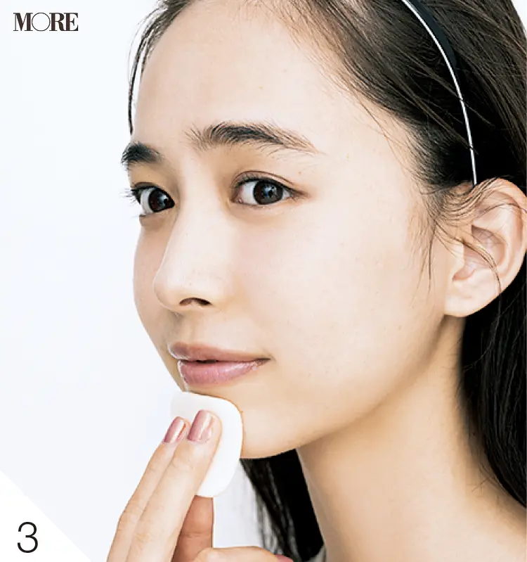 厚塗りやはがれが気になるパウダリーファンデーションは、ハンドプレスでパウダーを肌に密着させるのがコツ! マスクの時のベースメイク_4