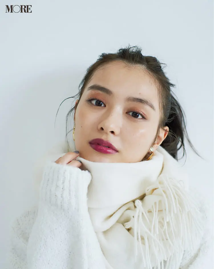 白ニットコーデ【2020冬〜春】- 着膨れしない細見えテクニックなど、白い服の最旬レディースコーディネートまとめ_4