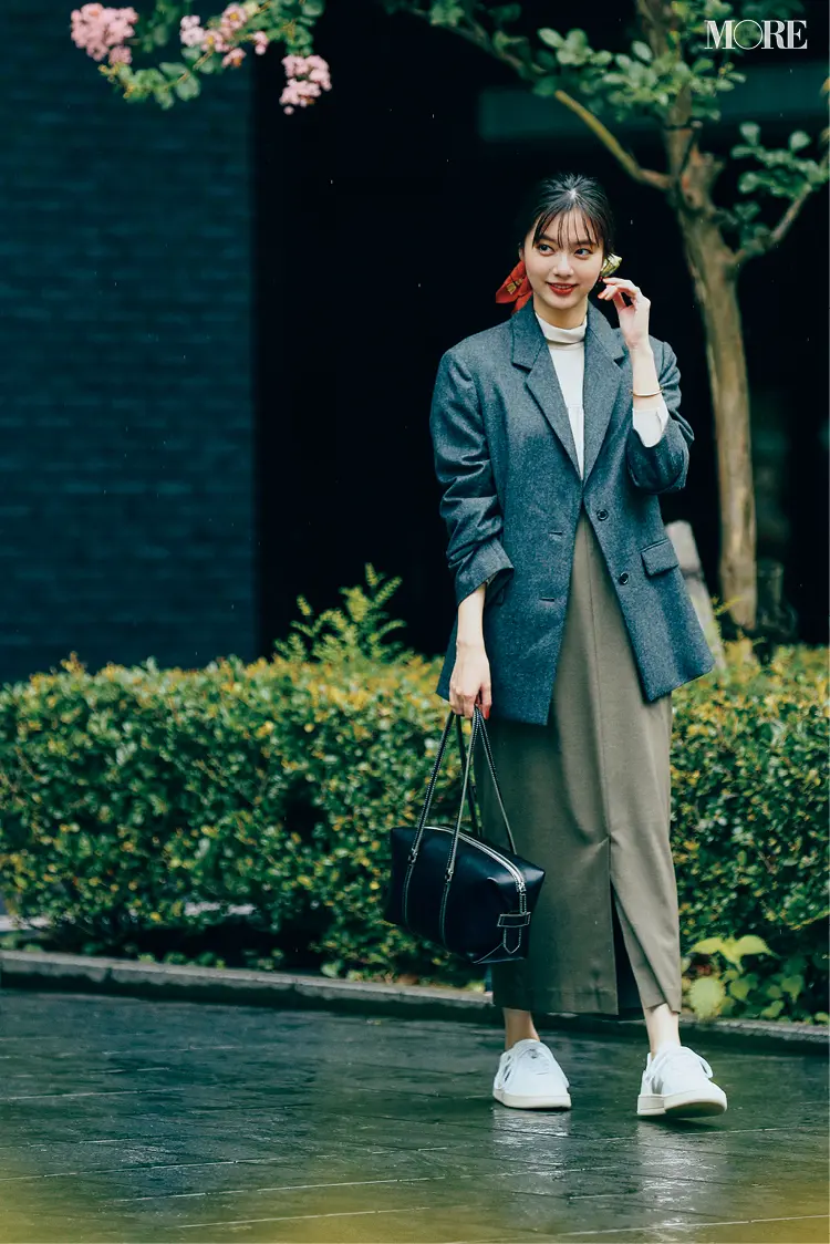 大きめボックスシルエットのジャケットをはおった新川優愛