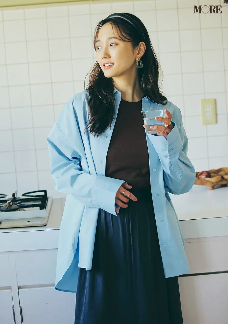 GUのブルーシャツとフレアスカートコーデの鈴木友菜