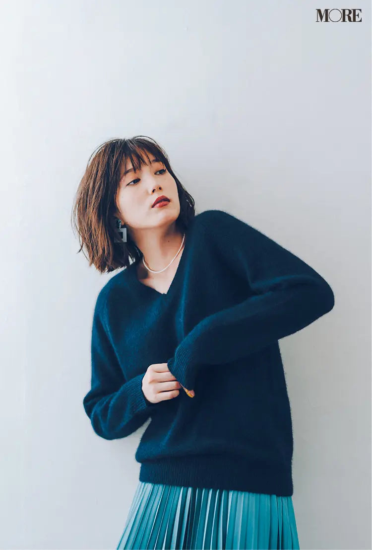 本田翼が“普通のニット”を“素敵”に変える! シンプルな日は顔まわり小物がモノを言うんです_4