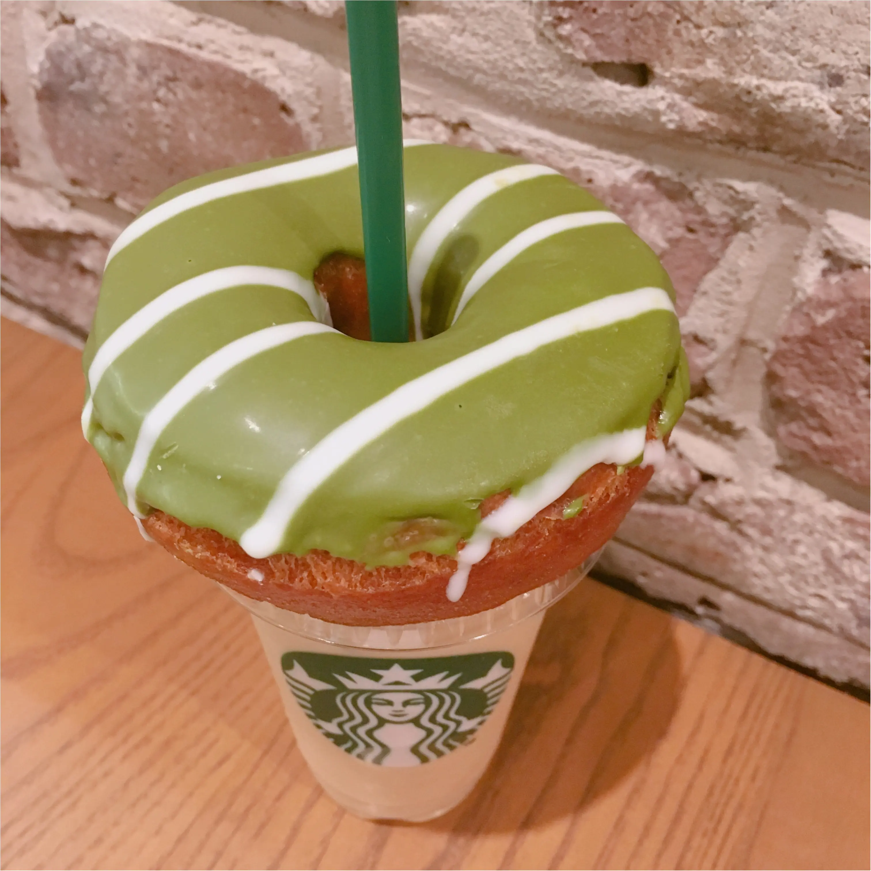 SNSで流行ってる!?スターバックスでコーヒーにドーナツ乗せをやってみた♡♡_2