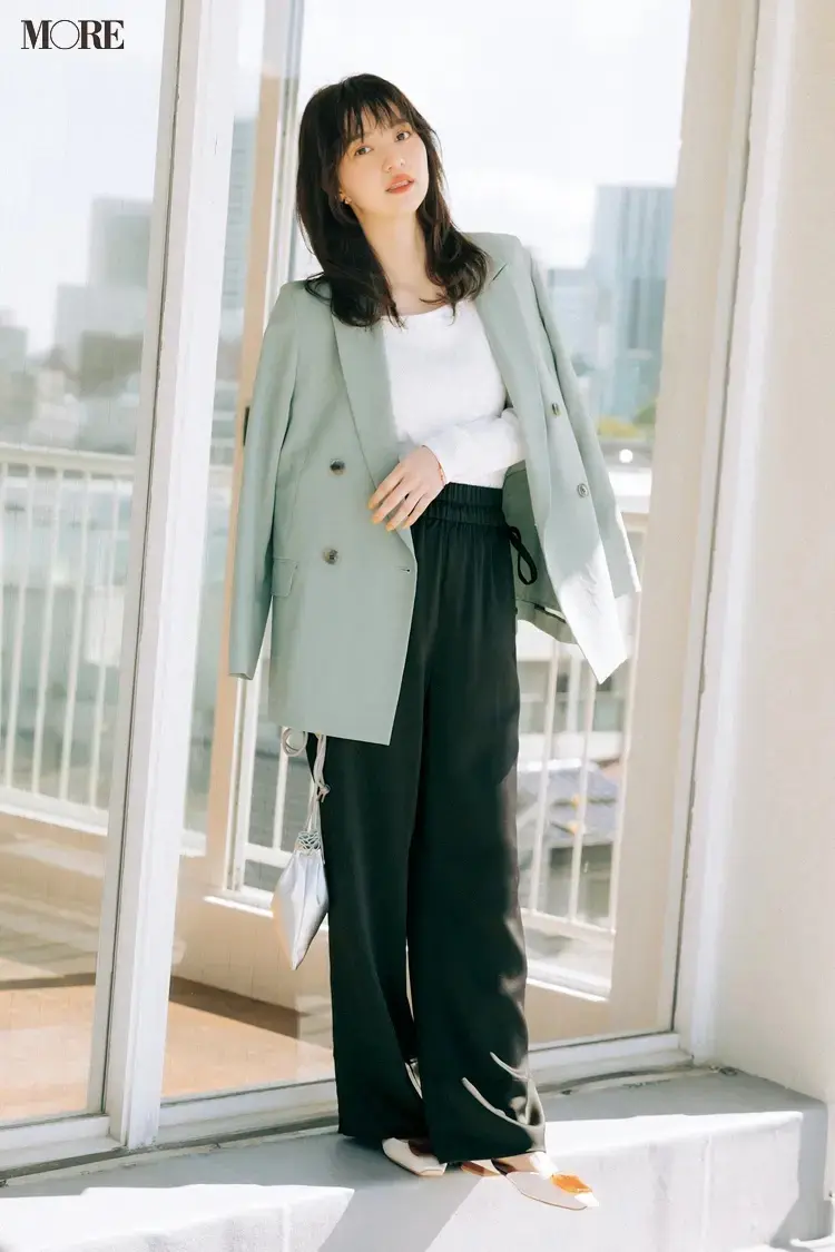 グレーのジャケットと黒パンツコーデの逢沢りな