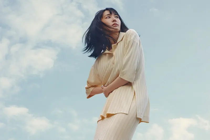 『H&M』の「LET'S CHANGE」キャンペーンコレクションのトップスとスカートを着用する新垣結衣の画像