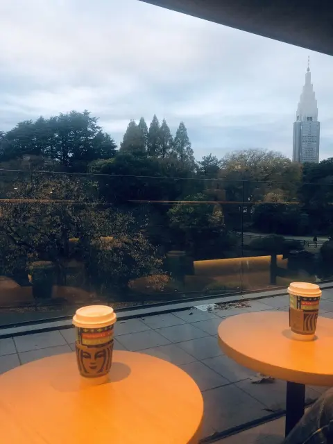 スターバックスの新宿御苑店