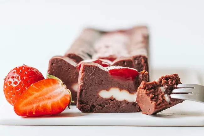 『ミニマル』の「生ガトーショコラ -苺 from いちご家めい-」断面