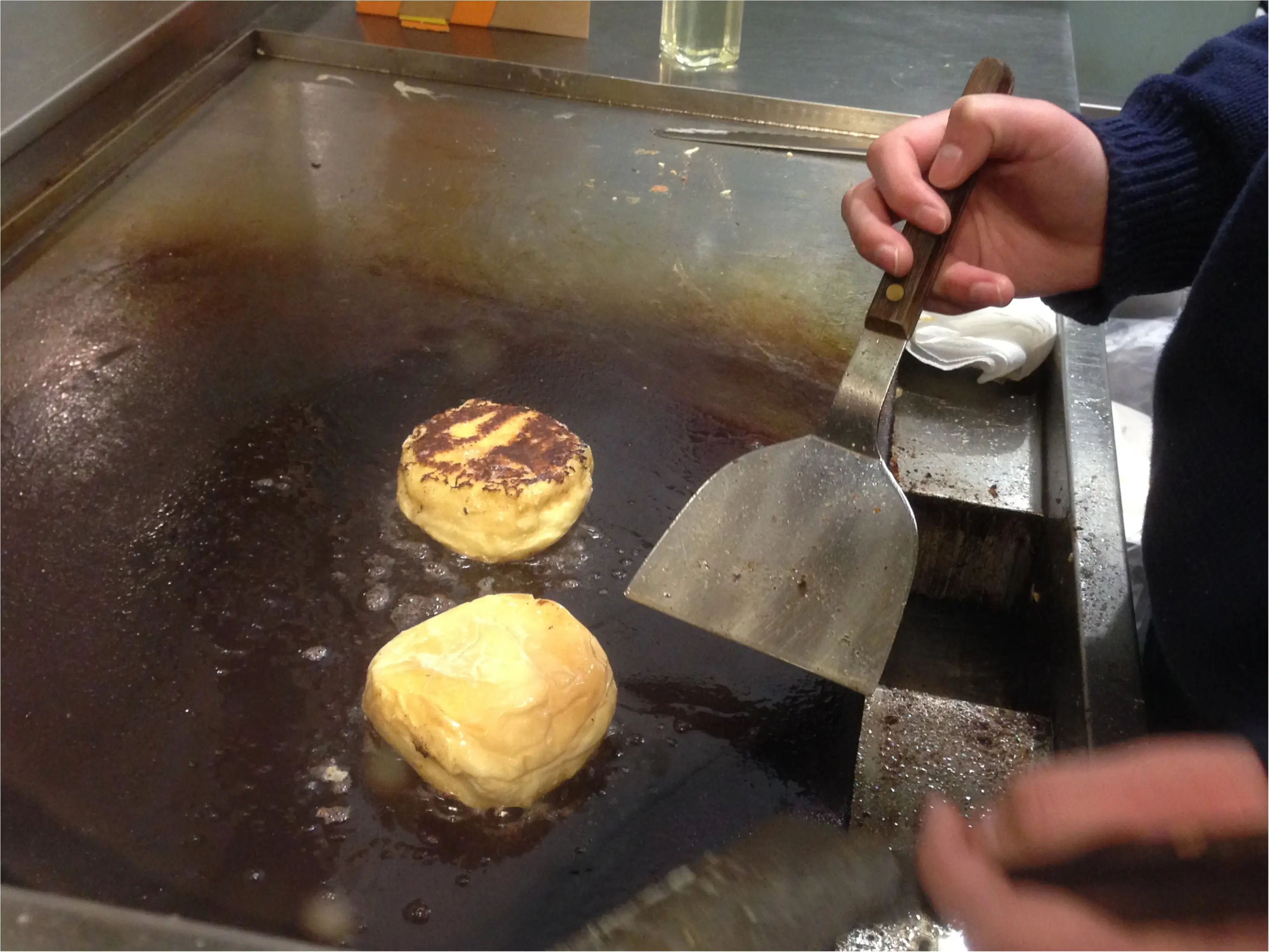 くりーむパンを鉄板で焼いちゃう⁉️Hattendo caféで実演販売されている"フレンチバーガー"とはΣd(・ω・*)_4