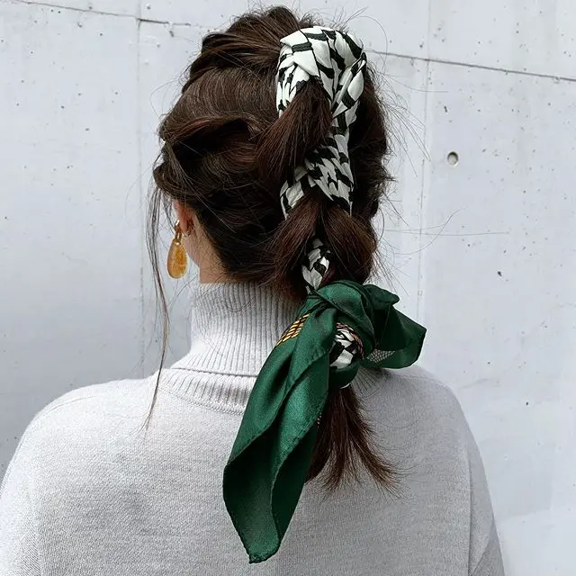 【逢沢りなの撮影オフショット】去年から人気上昇中のスカーフ。りなてぃみたいにヘアに巻くのもおすすめ♡_2