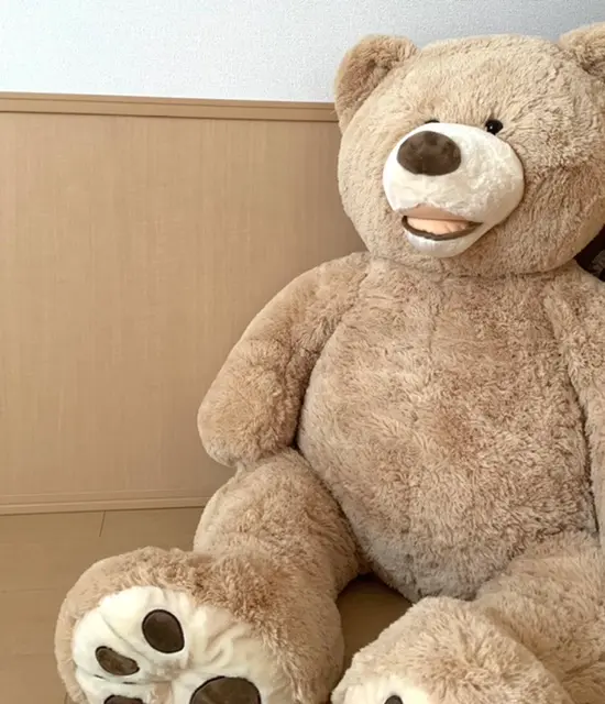 コストコといえば・・・!な商品♡ こちらは私が通い始めてから 初めて出会いました! 販売している期間が決まっているという情報も・・・ (私は7月に入ってから見かけました) こんなにおっきいぬいぐるみ(約134cm)が 3999円なのです♩びっくりでした! こちらは私が見る限り随時入荷しているようで 行く度にクマの在庫がありました! (夕方にはないときもありました) ちなみにこれより一回り以上大きい クマもいましたが行った次の週には 売り切れていました!
