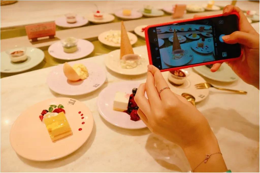 【ご当地モア❤️東京】回転寿司ならぬ“回転スイーツ”!?「MAISON ABLE Cafe Ron Ron 」でモアハピ部女子会〜食べ放題をお得にする裏ワザも✨_5