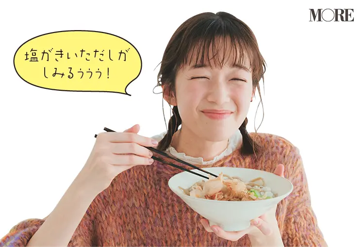 佐藤栞里が福井県のおすすめお取り寄せグルメ「そば処 一福」の塩だしおろしそばを食べている様子