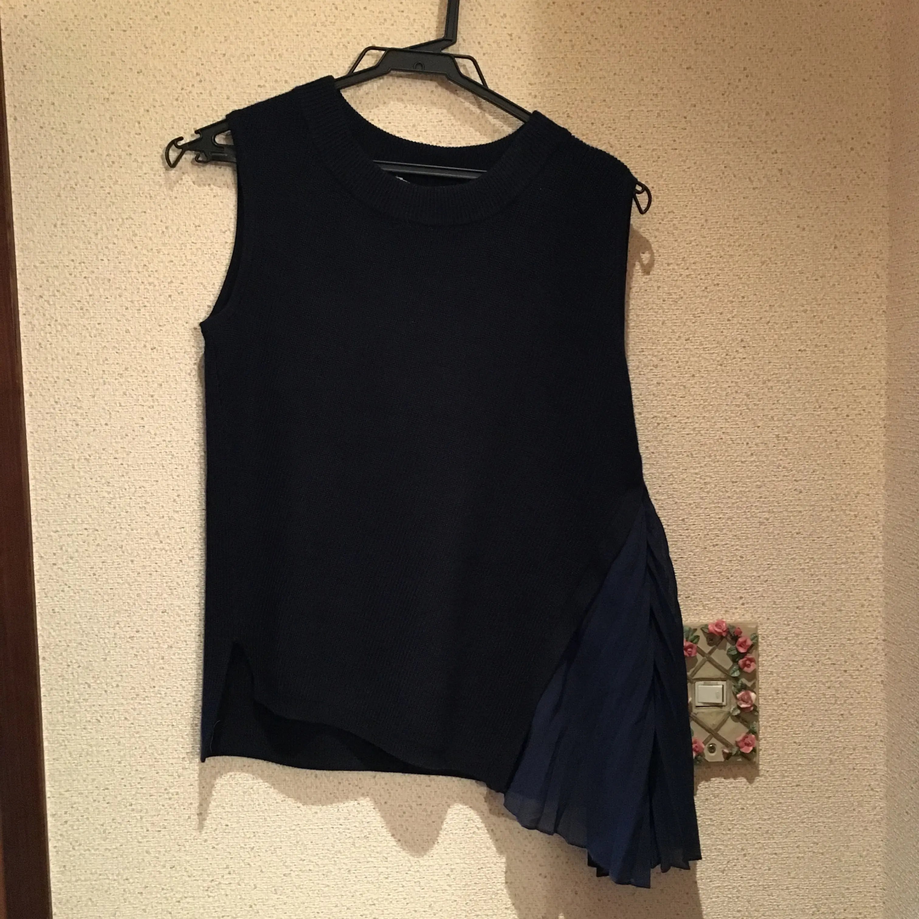 【休日コーデ】白パンツ×紺色トップス_2