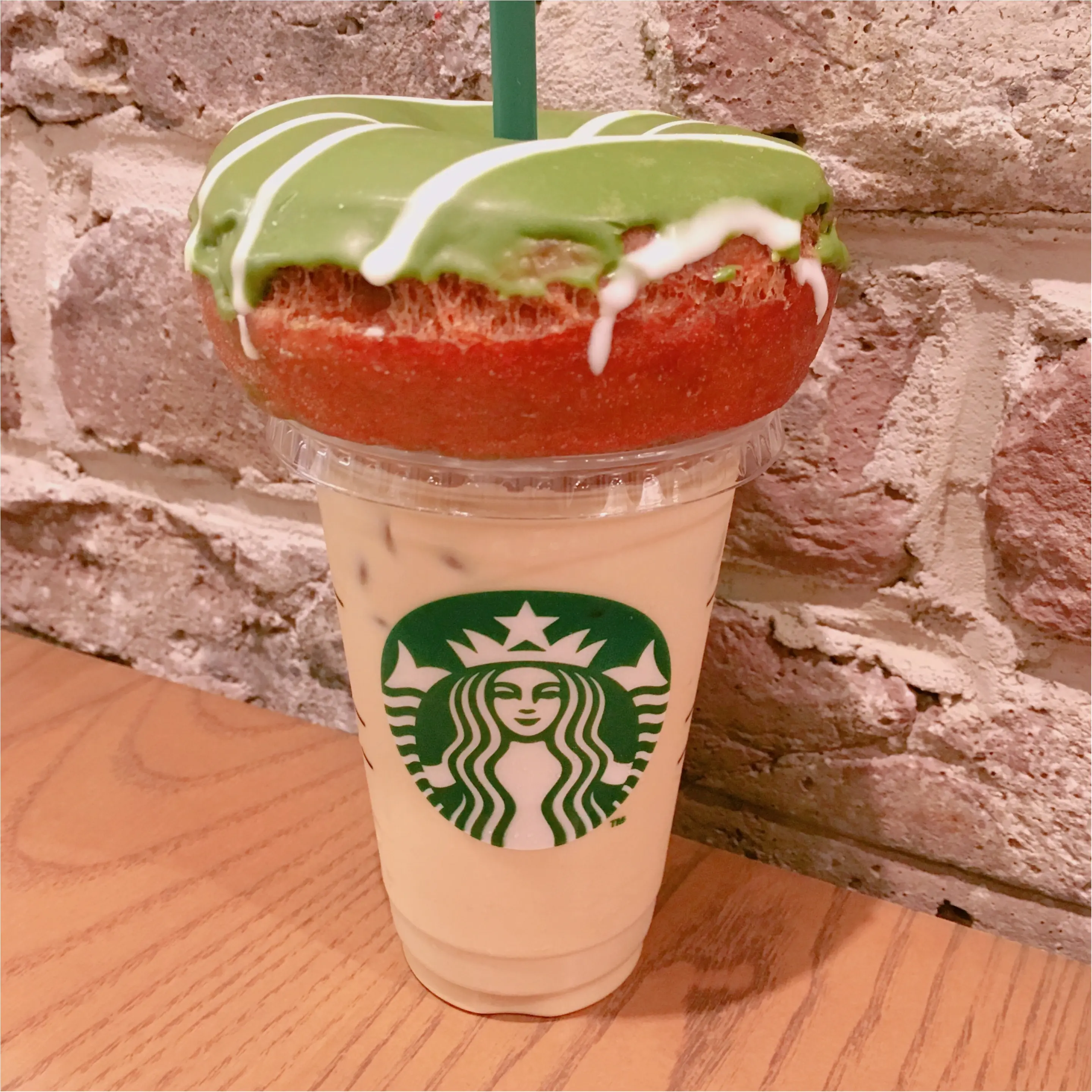 SNSで流行ってる!?スターバックスでコーヒーにドーナツ乗せをやってみた♡♡_1