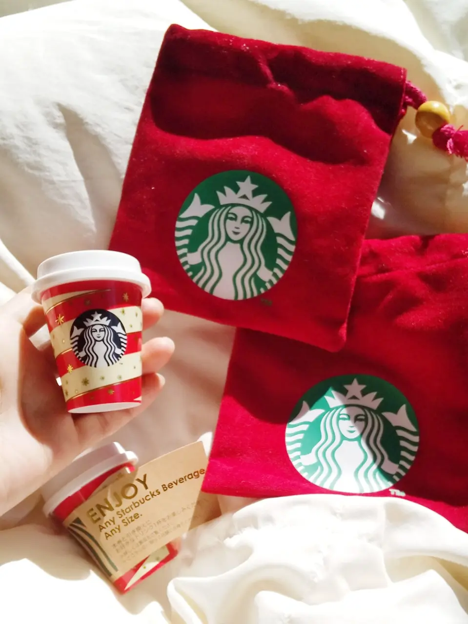 スタバホリデー 早めにgetを プレゼントしたくなるかわいすぎるミニカップギフト Happy Plus One ハピプラワン