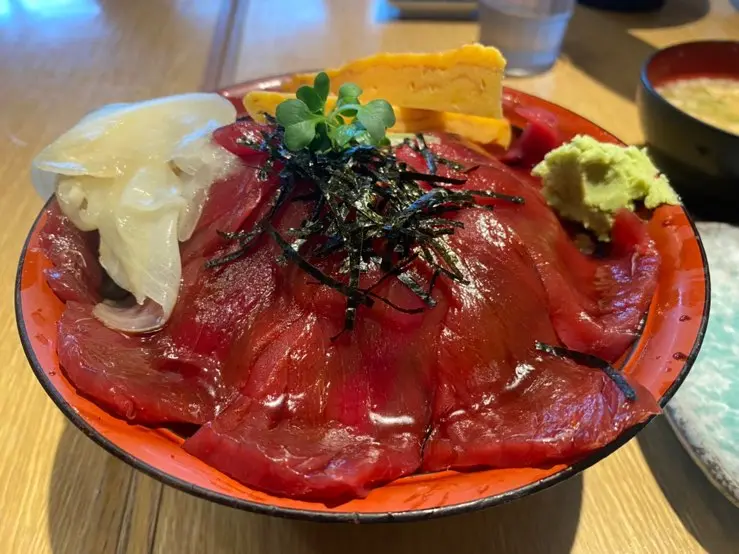 海鮮丼を食べる