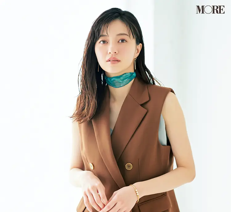 超簡単前髪ヘアアレンジ「サイド流しバング」の作り方! アイロンもブラシも使わずに寝ぐせをカバーできるから、忙しい朝にぴったり♪_1