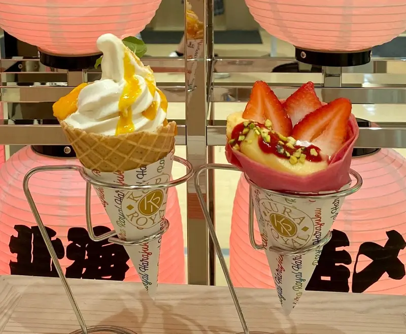 「くら寿司 原宿店」（右）「はじけるマンゴーソフト」（左）「いちごWクリーム」