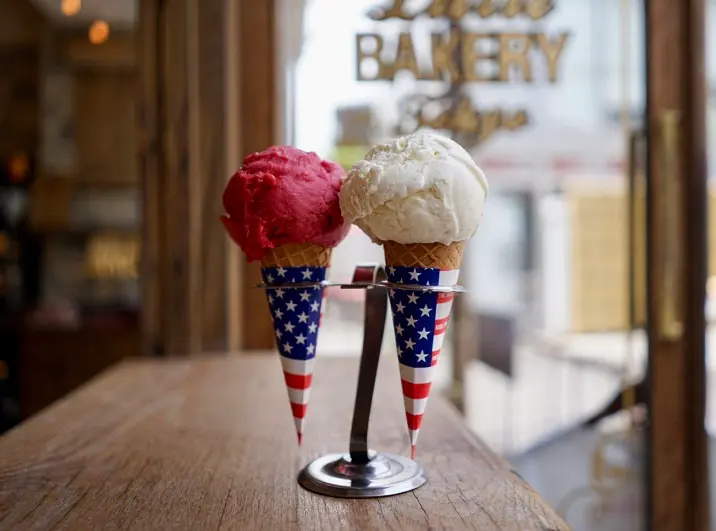 表参道でアメリカンな気分 おしゃれカフェのアイスとクリームソーダがレトロ可愛い Happy Plus One ハピプラワン