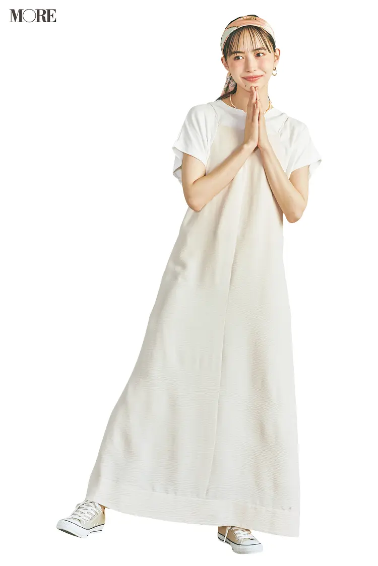 白Tシャツと白ワンピースのレイヤードで頭にスカーフを巻いた井桁弘恵