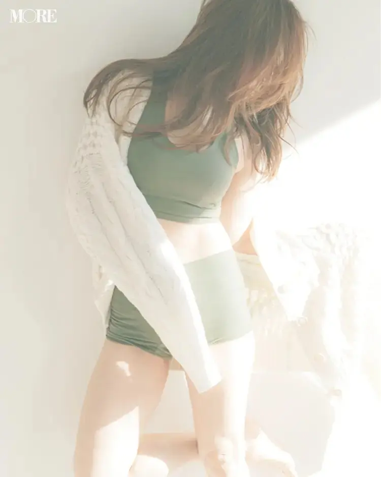 下を向く神崎恵