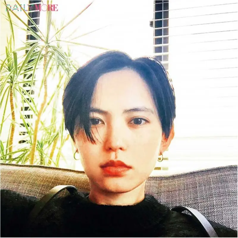 【モアモデルお気に入りの自撮りポーズって?】比留川游はあえての”真顔”が定番です☆_1