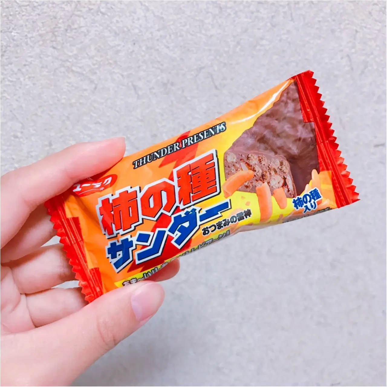 昨年大好評だったコラボが復活‼︎ブラックサンダー×柿の種がクセになるお味♡_1