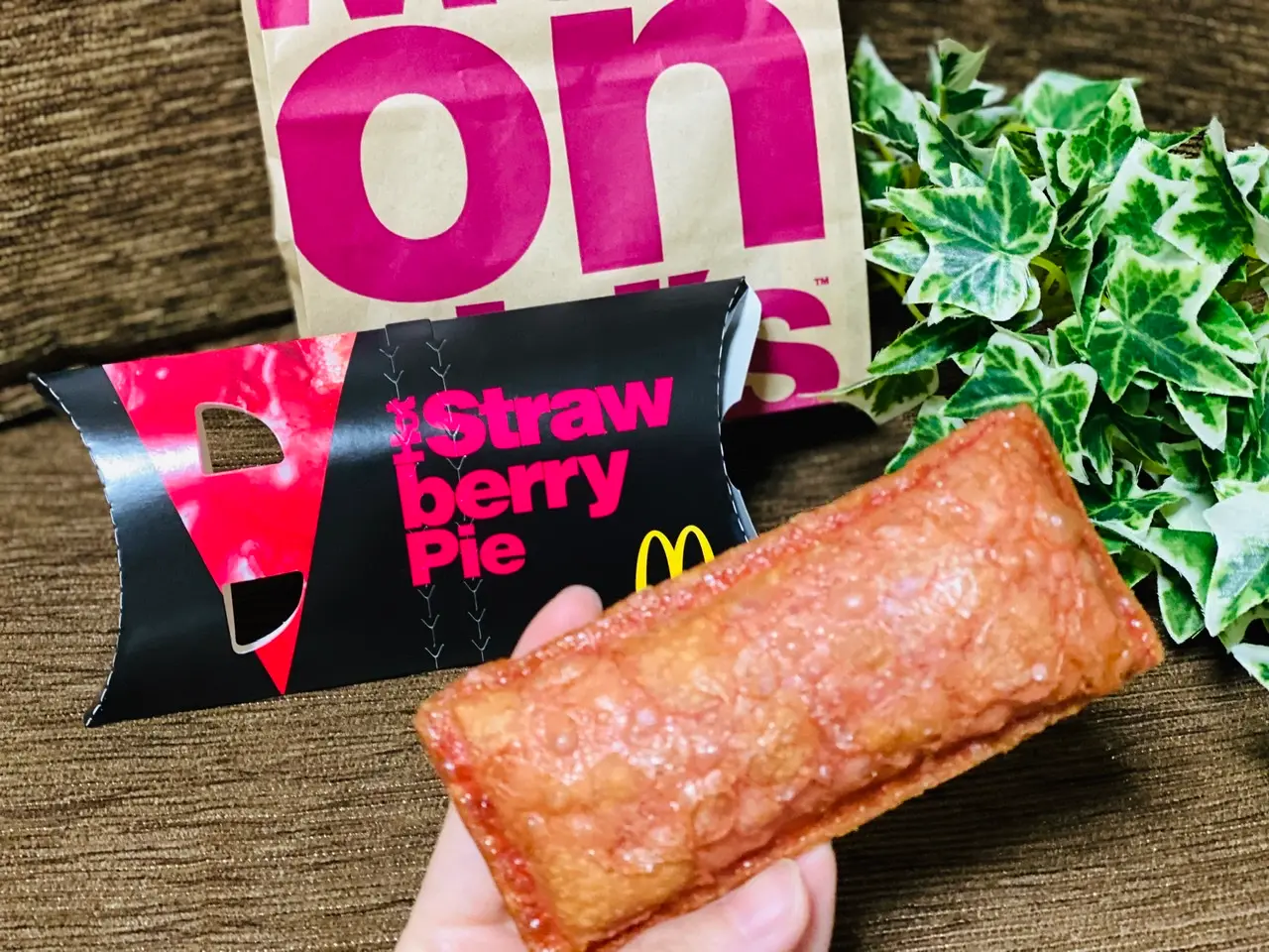 【マクドナルド】あの定番スイーツにイチゴ味!《ホットストロベリーパイ》が絶妙すぎる美味しさ♡_2