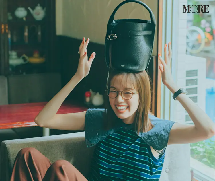 セリーヌのバッグを持った佐藤栞里
