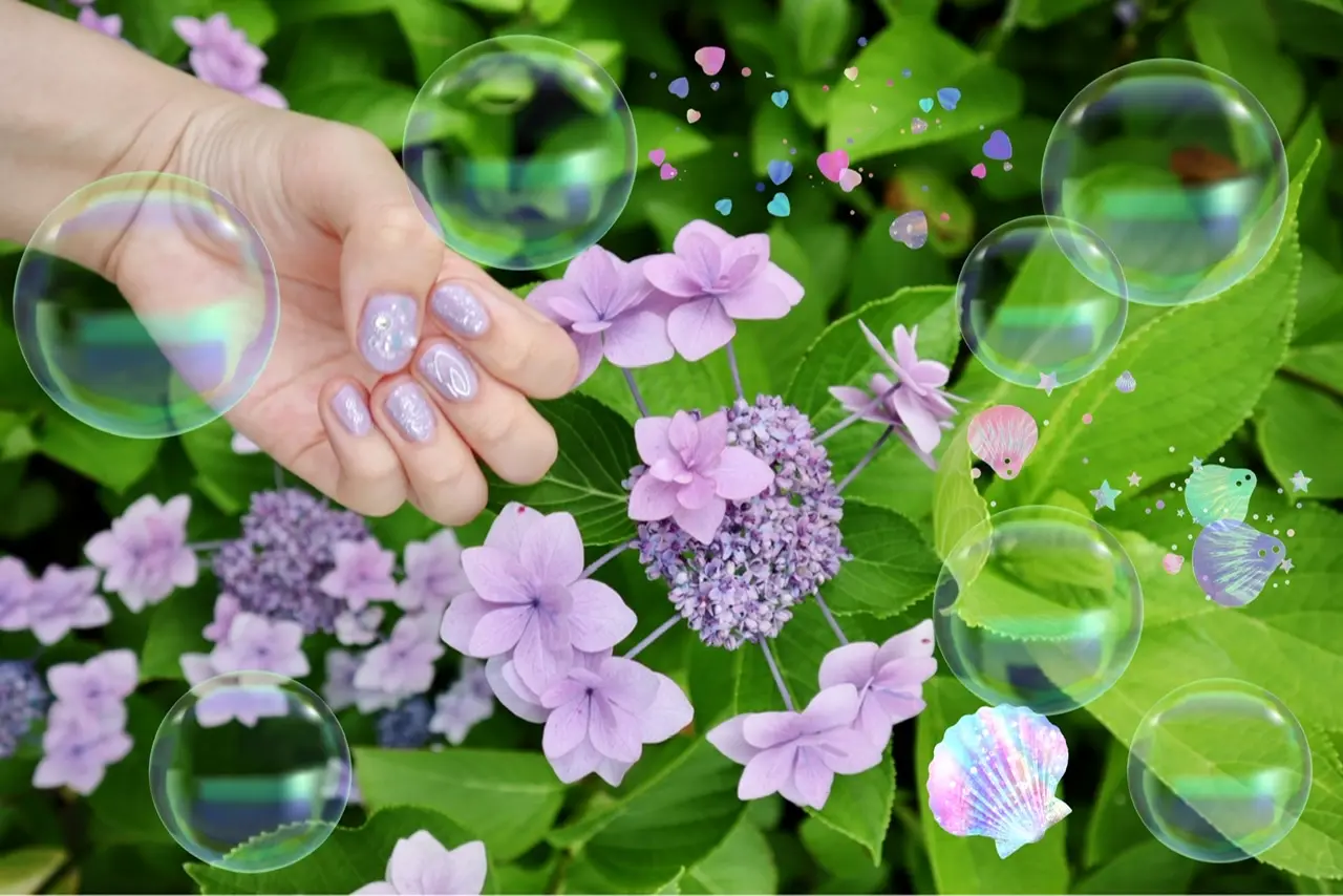 薄紫色の額紫陽花と、似た色のネイルアートをした手の写真。シャボン玉や貝のスタンプで、写真を加工している