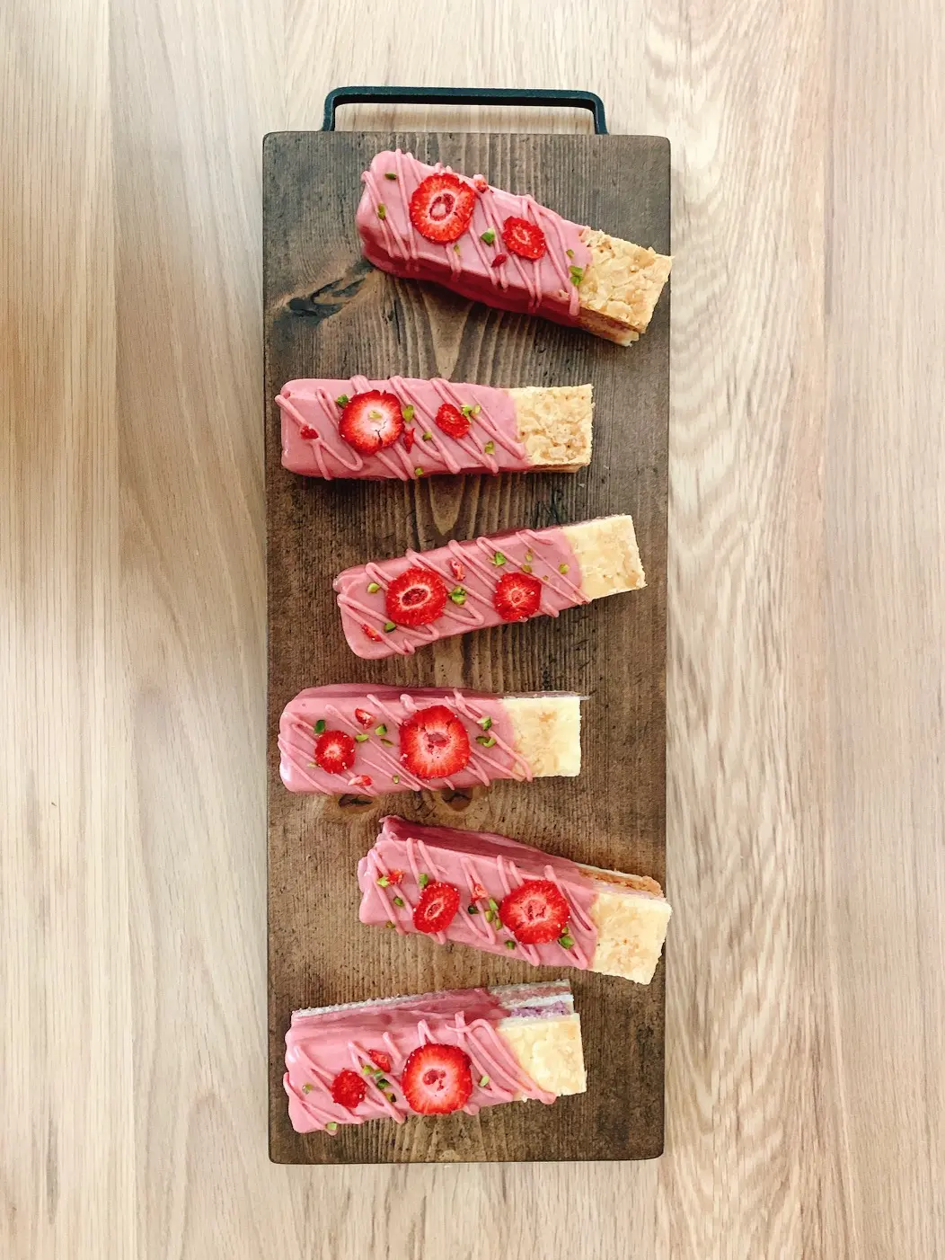 【おうちカフェ♡】パイシートで手作り!《いちごのギモーヴサンド》_1
