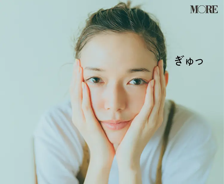 化粧水をハンドプレスで浸透させる