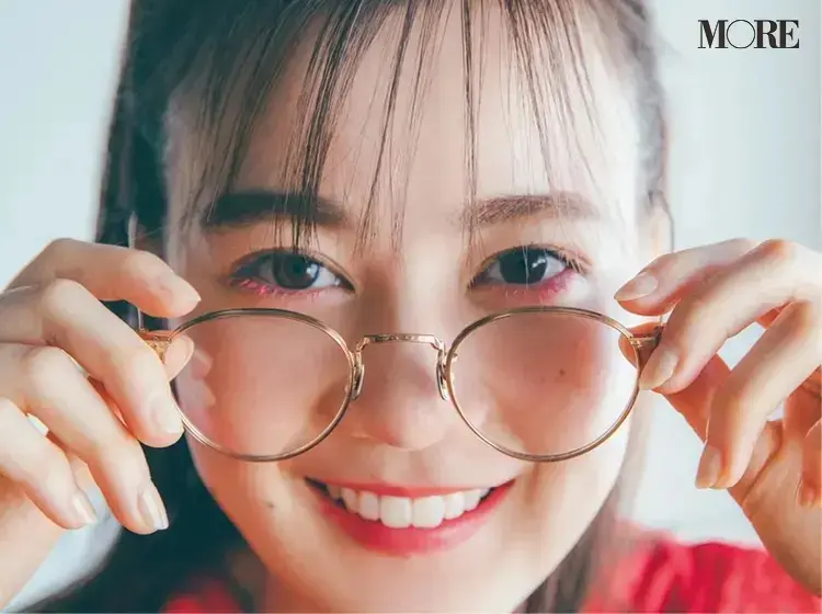おしゃれメガネをかける、生田絵梨花さん