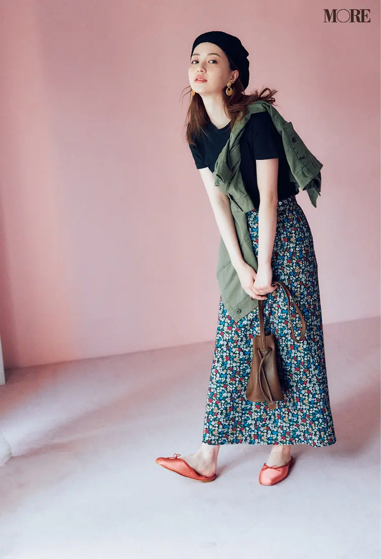 黒いTシャツを花柄スカートに合わせて着回し