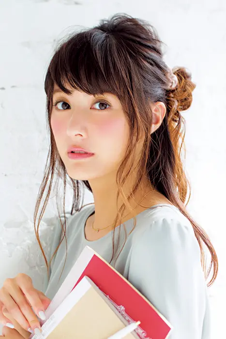 1分でできる!オフィス向け「今っぽひとつ結びアレンジ」【ロングヘア編】_1