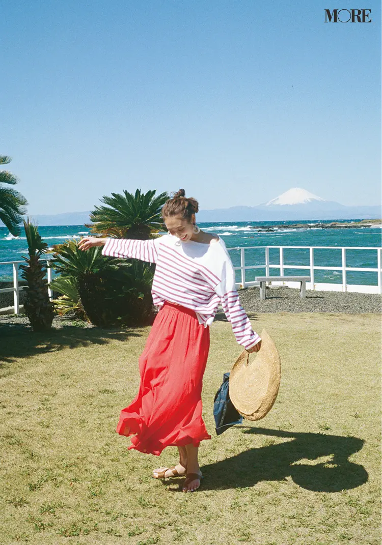 ボーダートップスは「海っぽく」着るのが正解◎! カジュアルだけどきれい、がかなう背中あきやゆるシルエットで差をつけて_5