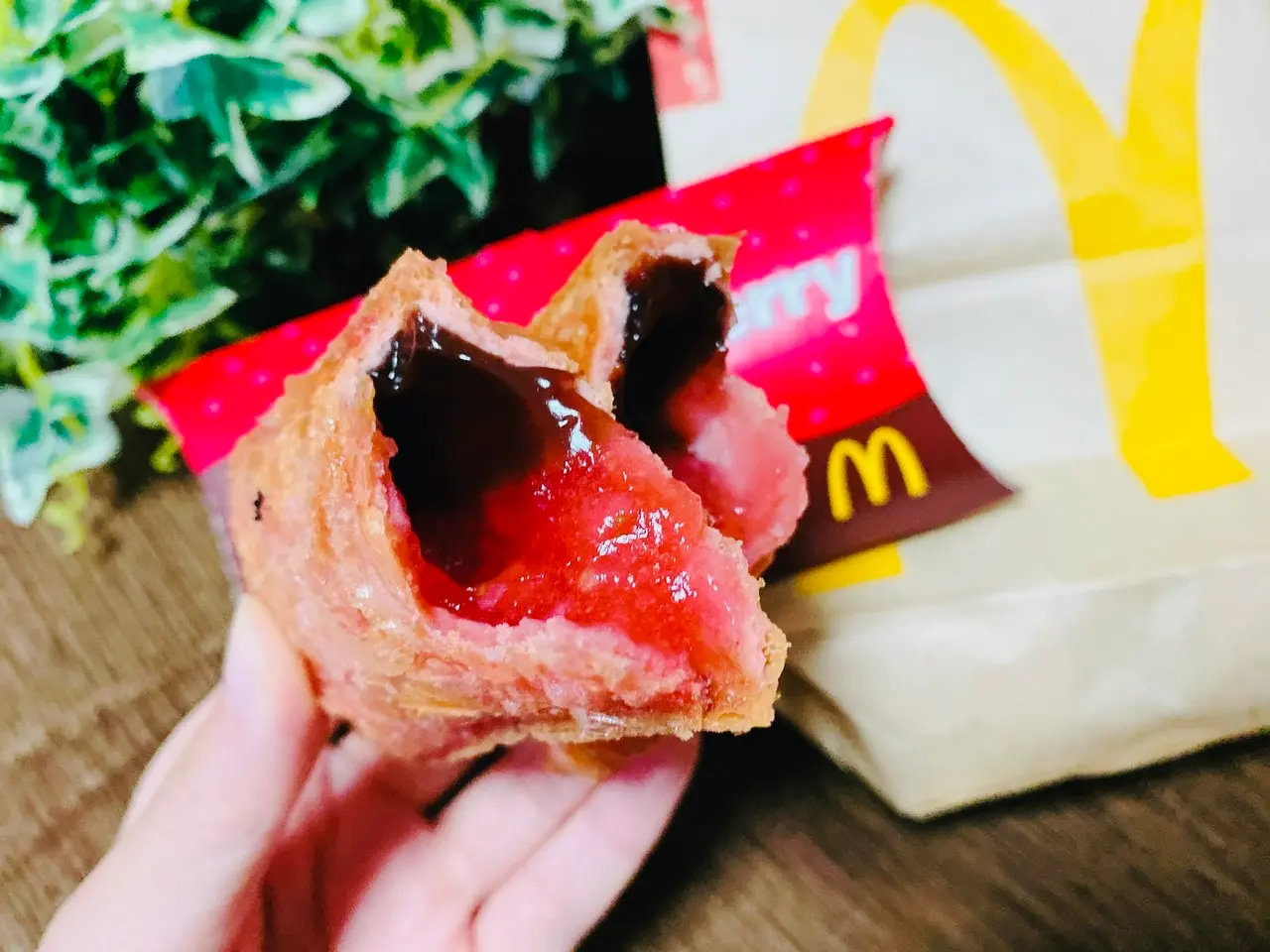 【マクドナルド】の苺スイーツも要チェック!期間限定《ずるいチョコいちごパイ》が新登場★_3